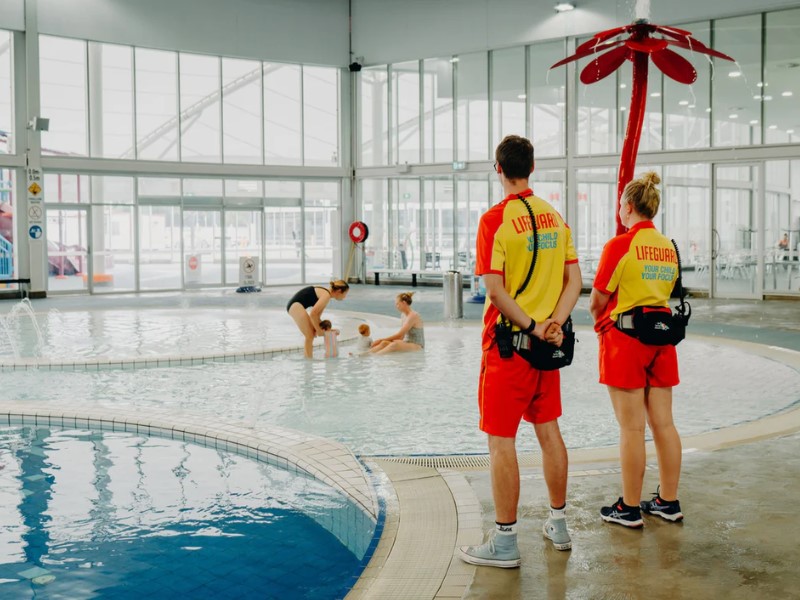 A variety of technological characteristics are included in contemporary lifeguard outfits.