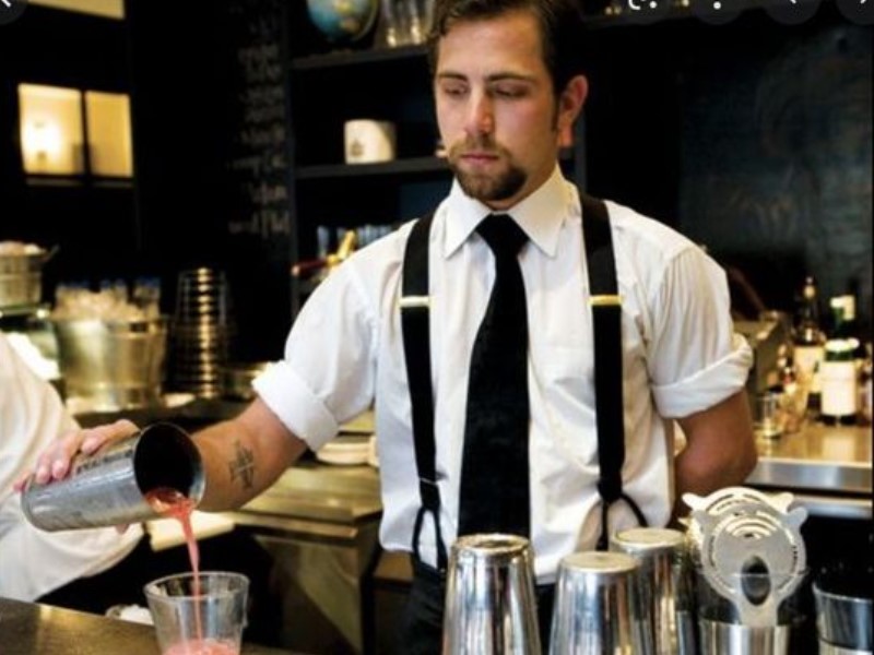 An essential component of the hospitality sector is the bartender's outfit. It not only fulfills a practical need but also significantly contributes to building the establishment's brand.