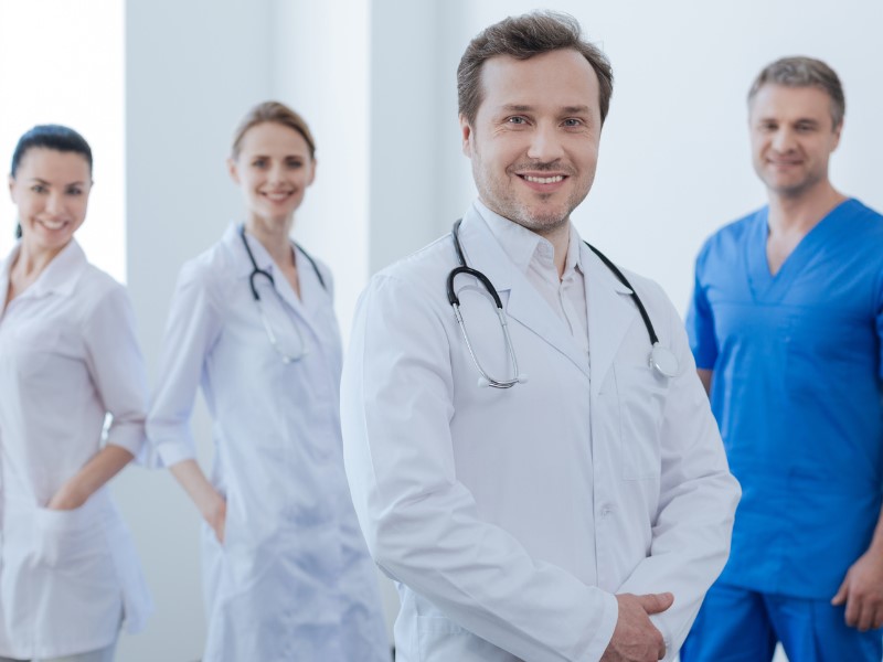 In the healthcare sector, hospitals, clinics, and dentistry offices frequently wear linen uniforms.