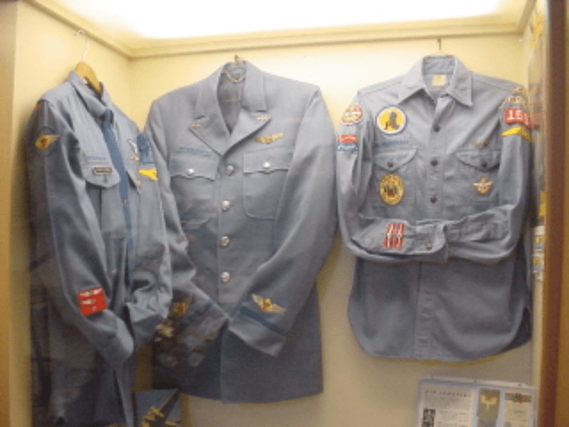 The majority of gender-neutral scout uniforms have a looser fit and are frequently available in neutral hues like gray or black.
