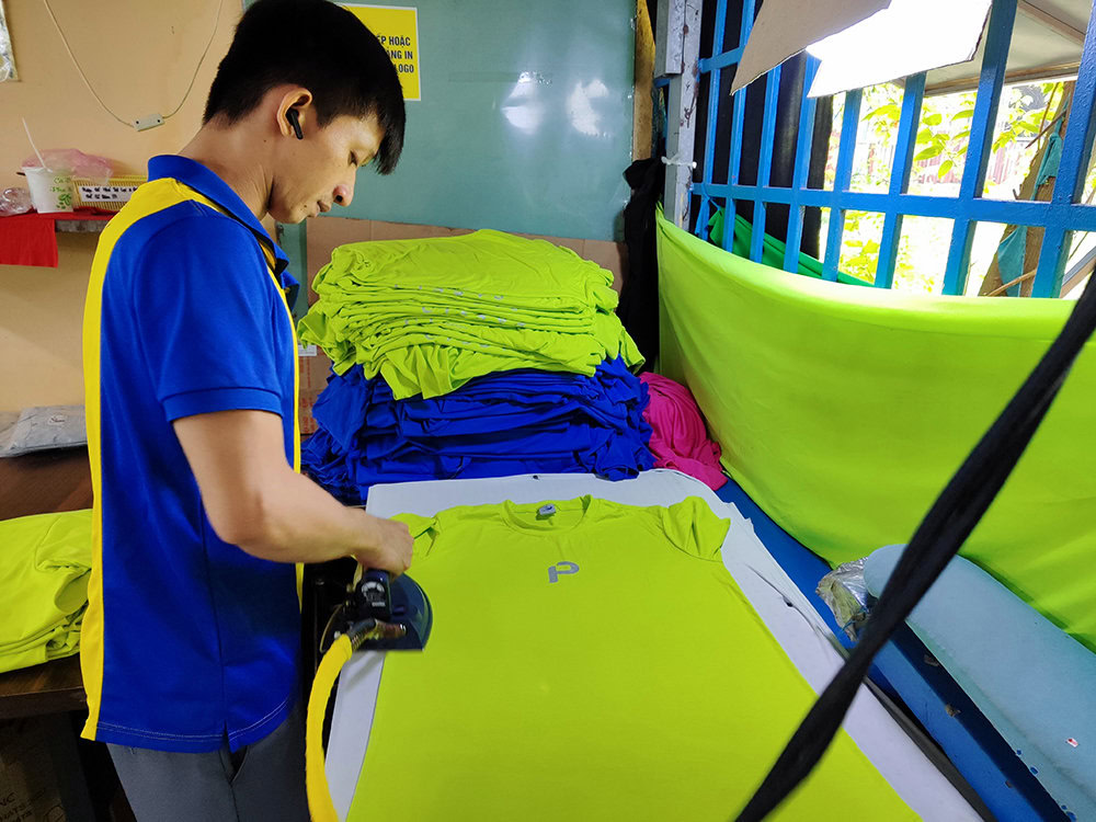 - Silver Plastisol Uniform T-shirts For An Italian Style Coffee Chain